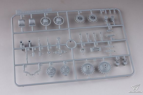 Збірна модель 1/35 Tiger I ранніх випусків, s.Pz.Abt. 501, Туніс, операція "Ochsenkorf", Dragon 6328