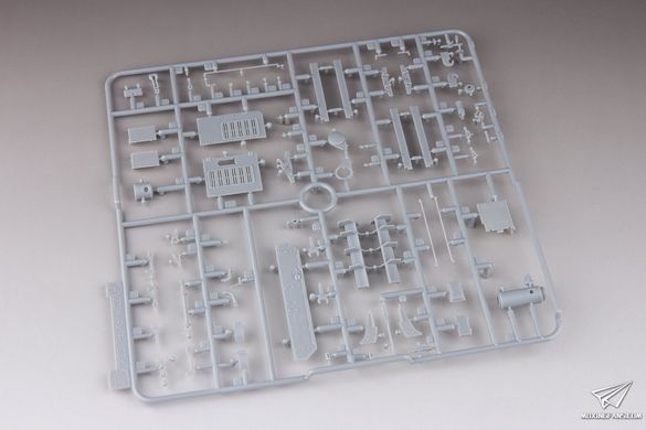 Збірна модель 1/35 Pz.Kpfw. IV Ausf.G, дивізія LAH, Харків 1943 р., з Magic Tracks + набір фігур панцергренадерів, Dragon 6363