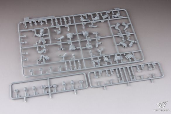 Збірна модель 1/35 Pz.Kpfw. IV Ausf.G, дивізія LAH, Харків 1943 р., з Magic Tracks + набір фігур панцергренадерів, Dragon 6363