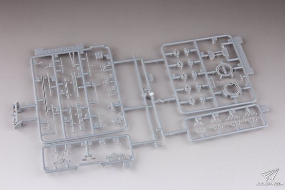 Збірна модель 1/35 Pz.Kpfw. IV Ausf.G, дивізія LAH, Харків 1943 р., з Magic Tracks + набір фігур панцергренадерів, Dragon 6363