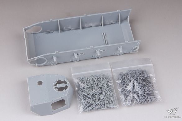 Збірна модель 1/35 Pz.Kpfw. IV Ausf.G, дивізія LAH, Харків 1943 р., з Magic Tracks + набір фігур панцергренадерів, Dragon 6363