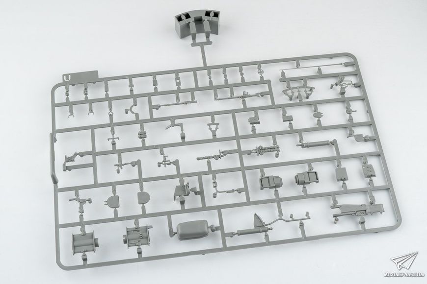 Збірна модель 1/35 Tiger I Pz.Kpfw.VI Ausf.E пізніх випусків з циммеритом, Takom 2199