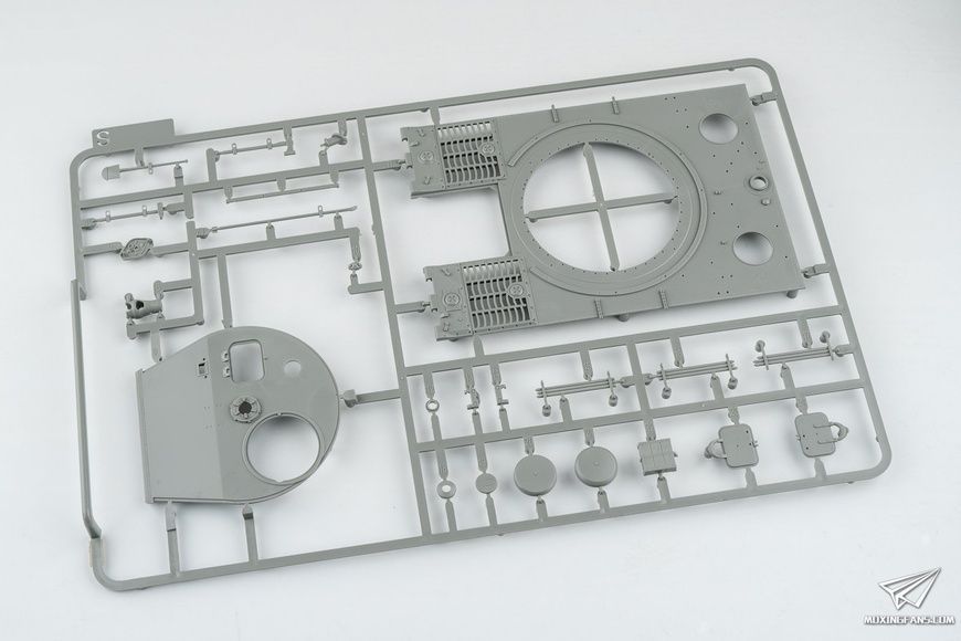 Збірна модель 1/35 Tiger I Pz.Kpfw.VI Ausf.E пізніх випусків з циммеритом, Takom 2199