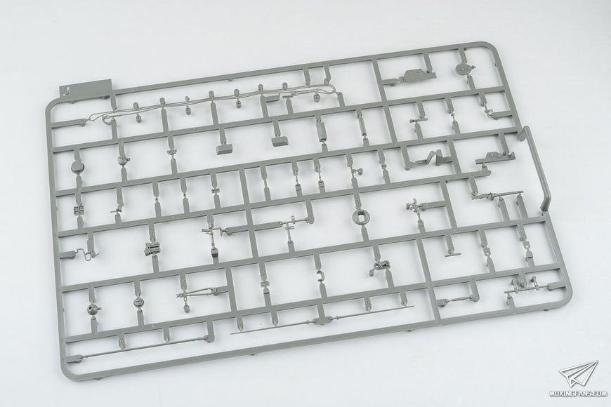 Збірна модель 1/35 Tiger I Pz.Kpfw.VI Ausf.E пізніх випусків з циммеритом, Takom 2199