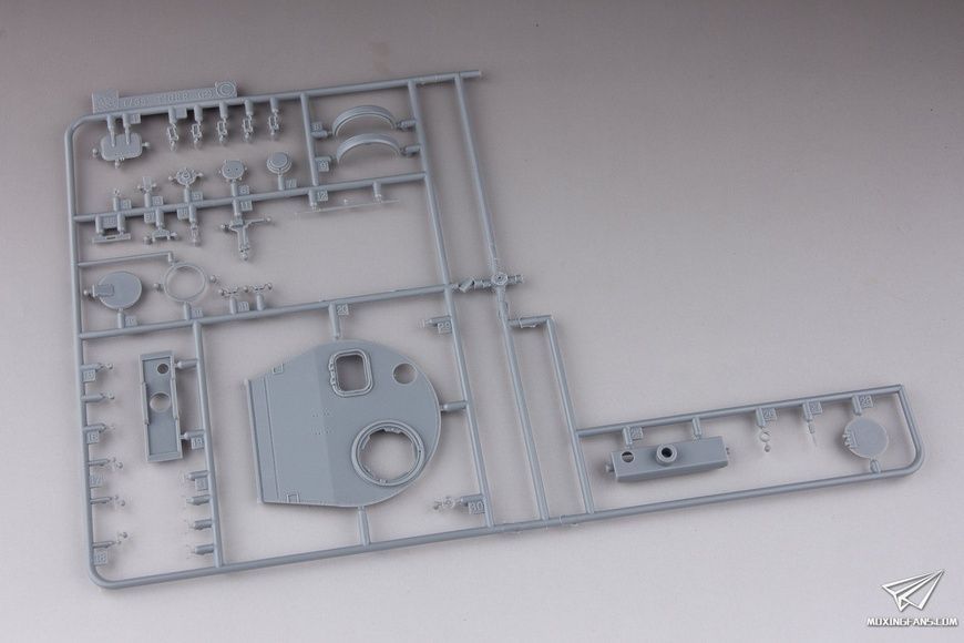 Збірна модель 1/35 Tiger I ранніх випусків, s.Pz.Abt. 501, Туніс, операція "Ochsenkorf", Dragon 6328