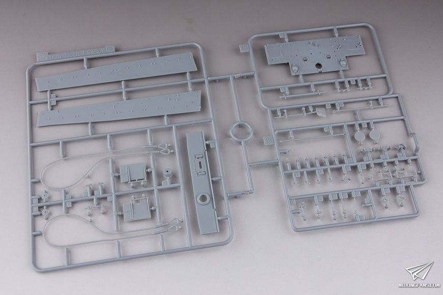 Збірна модель 1/35 Tiger I ранніх випусків, s.Pz.Abt. 501, Туніс, операція "Ochsenkorf", Dragon 6328