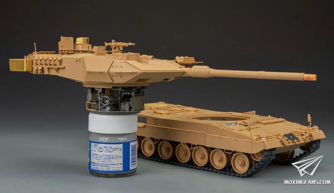 Збірна модель 1/35 Leopard 2A6, з повним інтер'єром та робочими траками, RFM RM-5066