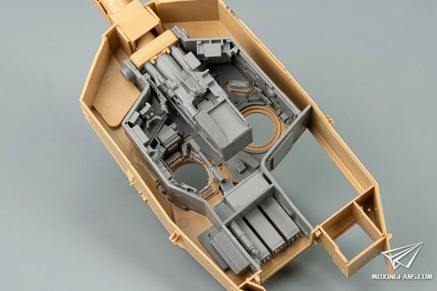 Збірна модель 1/35 Leopard 2A6, з повним інтер'єром та робочими траками, RFM RM-5066