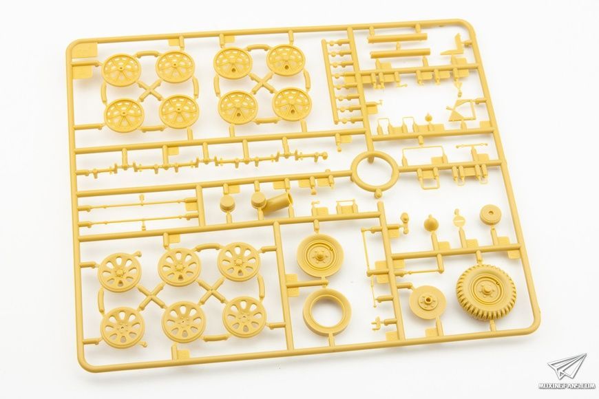 Збірна модель 1/35 Sd.Kfz.6/2 [BN9b] 3.7cm Flak36 auf Fahrgestell Zugkraftwagen 5t (ранніх/пізніх випусків), Bronco CB35043