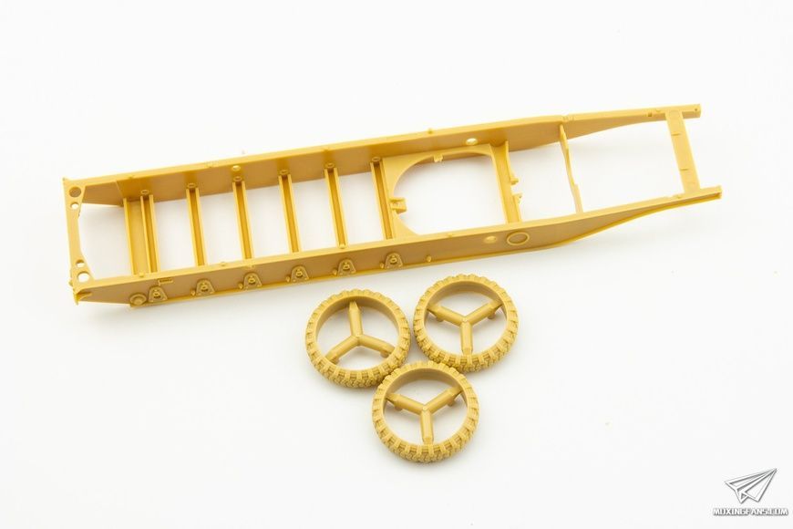Збірна модель 1/35 Sd.Kfz.6/2 [BN9b] 3.7cm Flak36 auf Fahrgestell Zugkraftwagen 5t (ранніх/пізніх випусків), Bronco CB35043