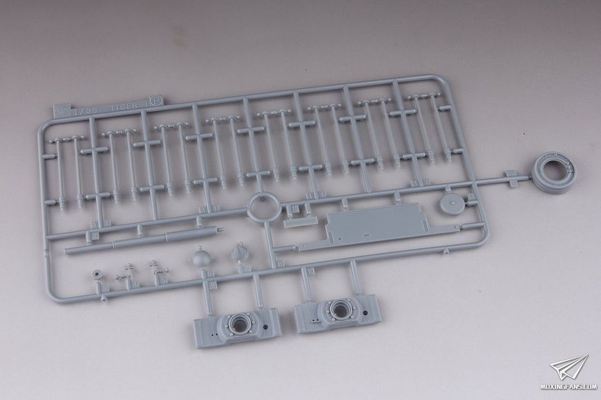 Збірна модель 1/35 Tiger I Ausf. E, ранніх випусків, борт № 131, s.Pz.Abt.504, Туніс, з Magic Tracks, Dragon 6820