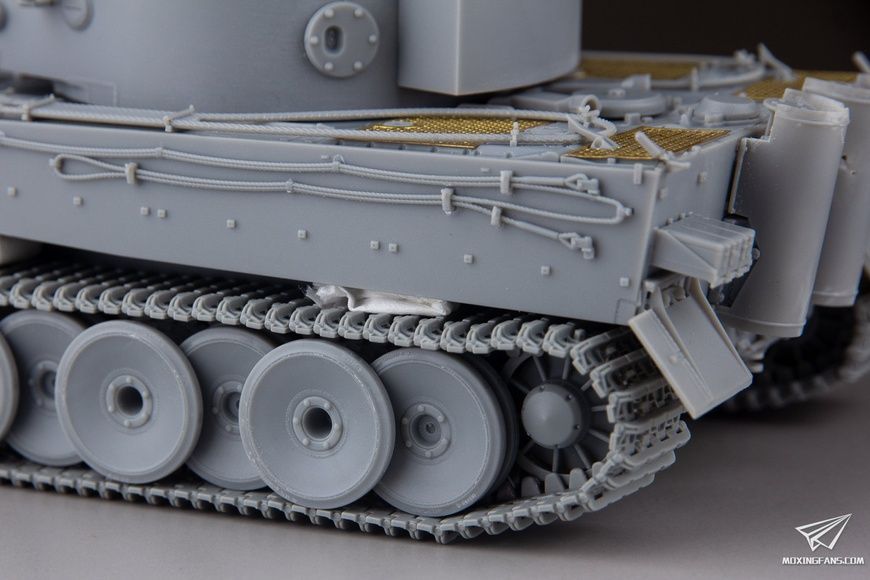 Збірна модель 1/35 Tiger I Ausf. E, ранніх випусків, борт № 131, s.Pz.Abt.504, Туніс, з Magic Tracks, Dragon 6820
