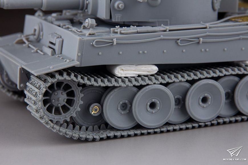 Збірна модель 1/35 Tiger I Ausf. E, ранніх випусків, борт № 131, s.Pz.Abt.504, Туніс, з Magic Tracks, Dragon 6820