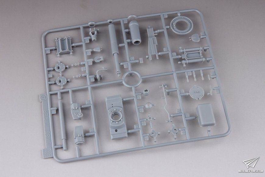 Збірна модель 1/35 Tiger I Ausf. E, ранніх випусків, борт № 131, s.Pz.Abt.504, Туніс, з Magic Tracks, Dragon 6820