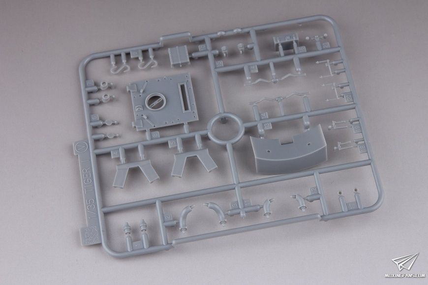 Збірна модель 1/35 Tiger I Ausf. E, ранніх випусків, борт № 131, s.Pz.Abt.504, Туніс, з Magic Tracks, Dragon 6820