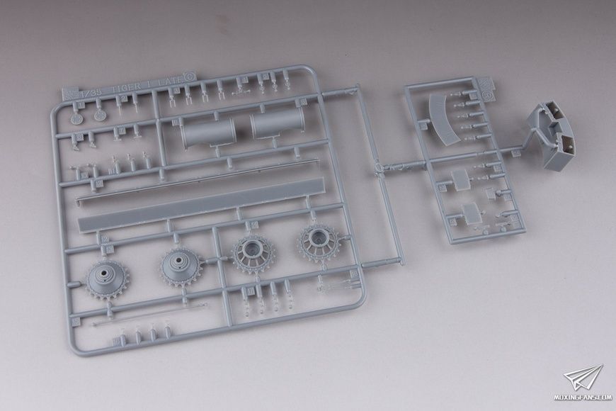Збірна модель 1/35 Tiger I Ausf. E, ранніх випусків, борт № 131, s.Pz.Abt.504, Туніс, з Magic Tracks, Dragon 6820