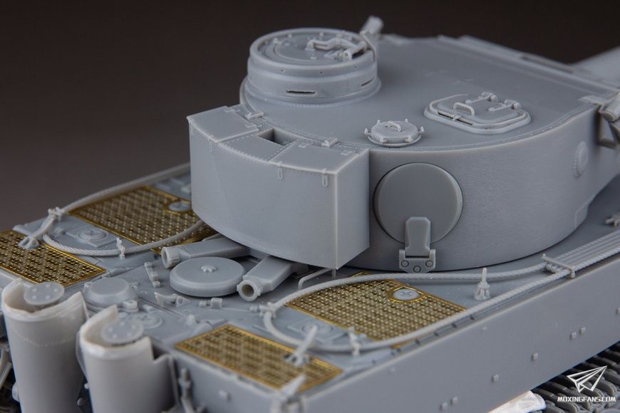 Збірна модель 1/35 Tiger I Ausf. E, ранніх випусків, борт № 131, s.Pz.Abt.504, Туніс, з Magic Tracks, Dragon 6820