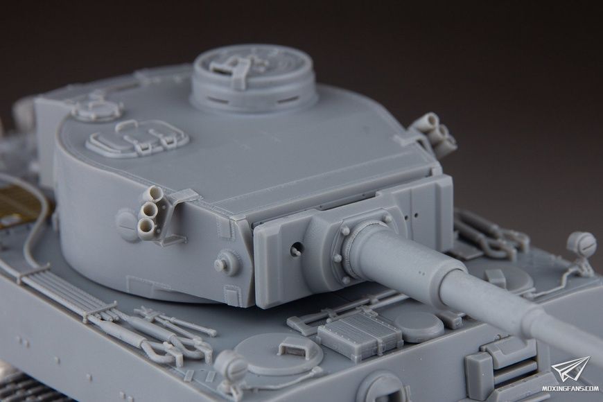 Збірна модель 1/35 Tiger I Ausf. E, ранніх випусків, борт № 131, s.Pz.Abt.504, Туніс, з Magic Tracks, Dragon 6820