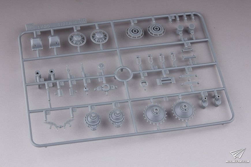 Збірна модель 1/35 Tiger I Ausf. E, ранніх випусків, борт № 131, s.Pz.Abt.504, Туніс, з Magic Tracks, Dragon 6820