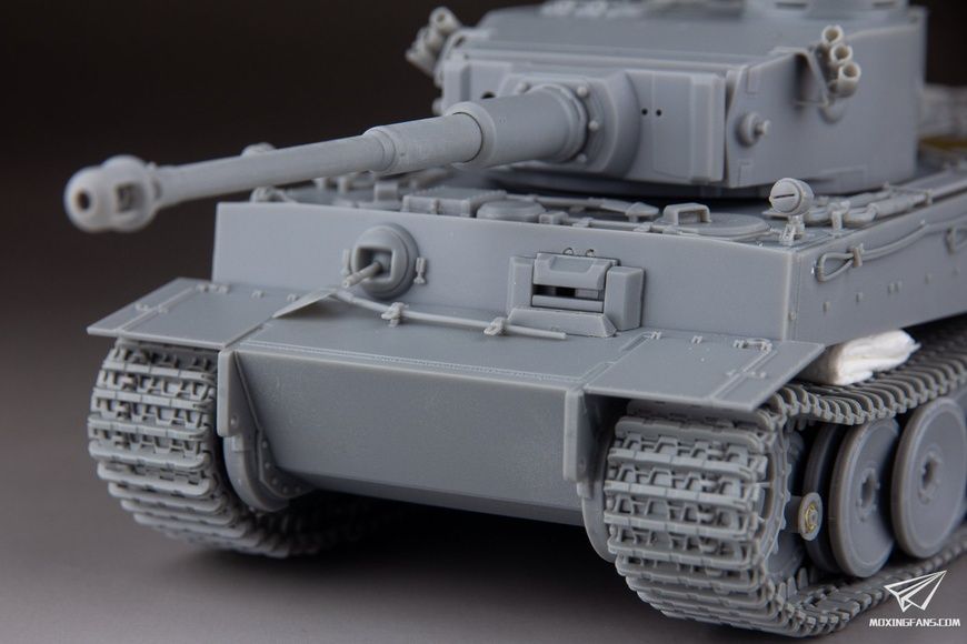 Збірна модель 1/35 Tiger I Ausf. E, ранніх випусків, борт № 131, s.Pz.Abt.504, Туніс, з Magic Tracks, Dragon 6820