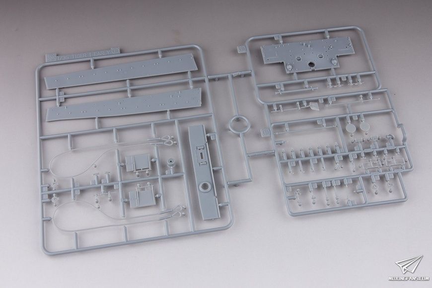 Збірна модель 1/35 Tiger I Ausf. E, ранніх випусків, борт № 131, s.Pz.Abt.504, Туніс, з Magic Tracks, Dragon 6820