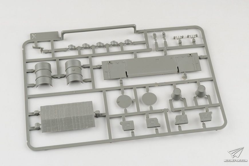 Збірна модель 1/35 Tiger I Pz.Kpfw.VI Ausf.E пізній командирський (2 в 1) циммеритом, з фігурою Віттмана в 1/16, Takom 2201