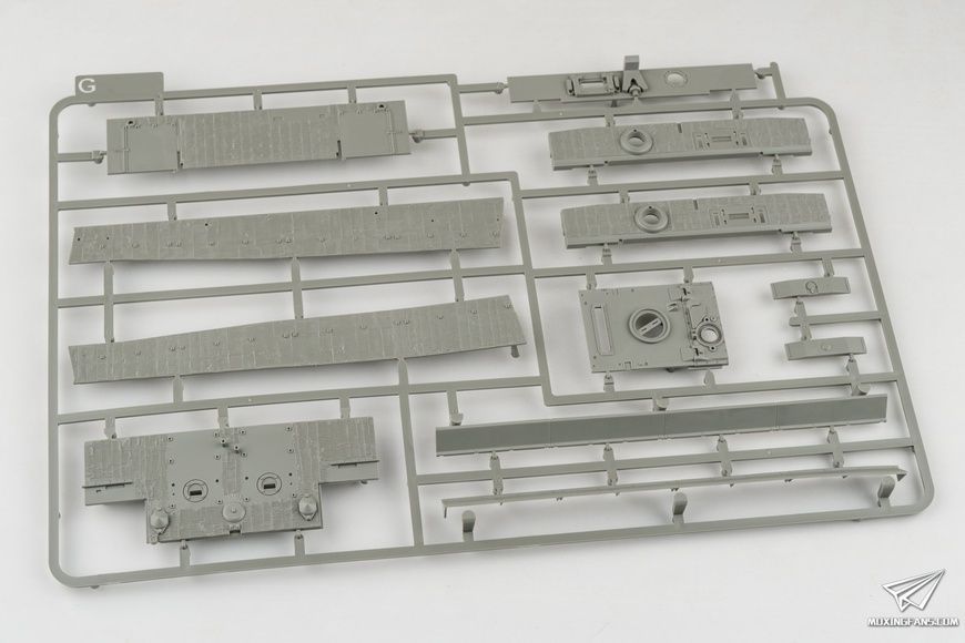 Збірна модель 1/35 Tiger I Pz.Kpfw.VI Ausf.E пізній командирський (2 в 1) циммеритом, з фігурою Віттмана в 1/16, Takom 2201