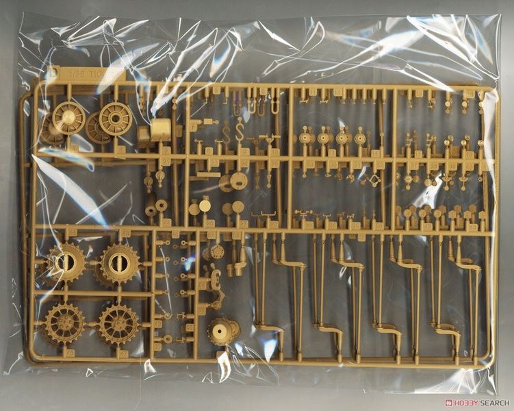 Збірна модель 1/35 Pz.Kpfw.VI Ausf. E Tiger I (Sd.Kfz. 181), початкових випусків, машина з б/н "100", Ленінград, початок 1943 р., RFM RM-5075