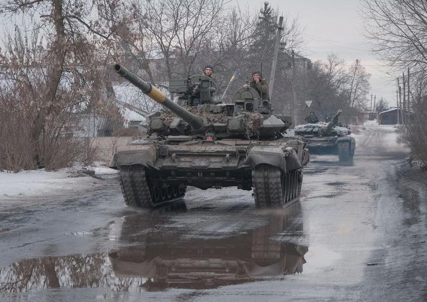 Збірна модель 1/35 Т-90АК з ПТК, командирський танк, Amusing Hobby 35A056