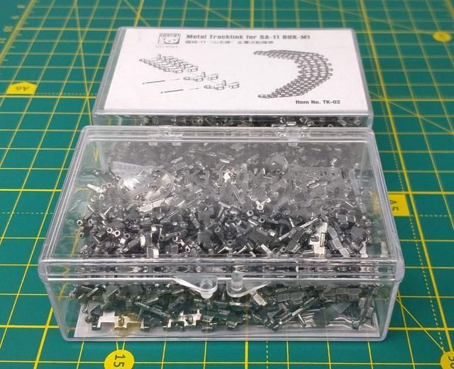 Збірна модель 1/35 ЗРК 9K330 Tор-M1 з металевими траками, Panda PH35008A