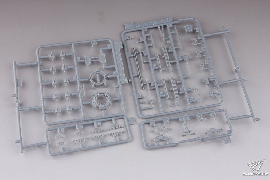 Збірна модель 1/35 Pz.Kpfw.IV Ausf.F1(F), з Magic Tracks, Dragon 6315
