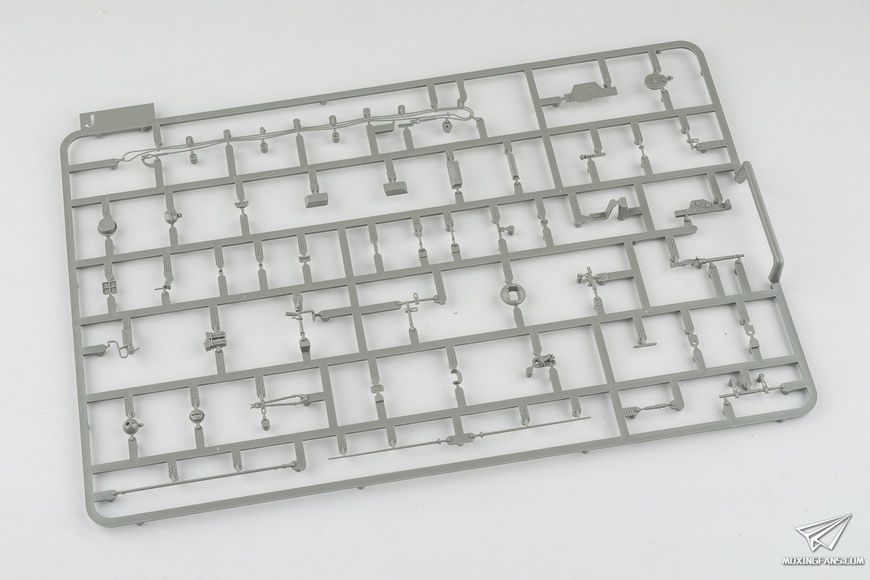 Збірна модель 1/35 Tiger I Pz.Kpfw.VI Ausf.E середніх випусків з циммеритом, борт Отто Каріуса з його фігурою в 1/16, Takom 2200