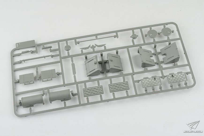 Збірна модель 1/35 Tiger I Pz.Kpfw.VI Ausf.E середніх випусків з циммеритом, борт Отто Каріуса з його фігурою в 1/16, Takom 2200