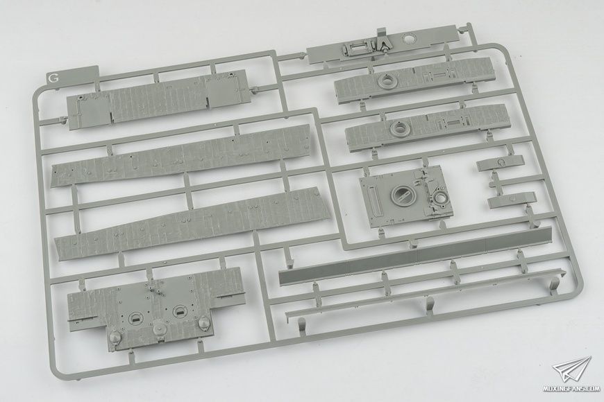 Збірна модель 1/35 Tiger I Pz.Kpfw.VI Ausf.E середніх випусків з циммеритом, борт Отто Каріуса з його фігурою в 1/16, Takom 2200