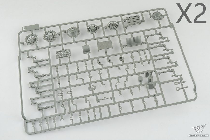 Збірна модель 1/35 Tiger I Pz.Kpfw.VI Ausf.E середніх випусків з циммеритом, борт Отто Каріуса з його фігурою в 1/16, Takom 2200