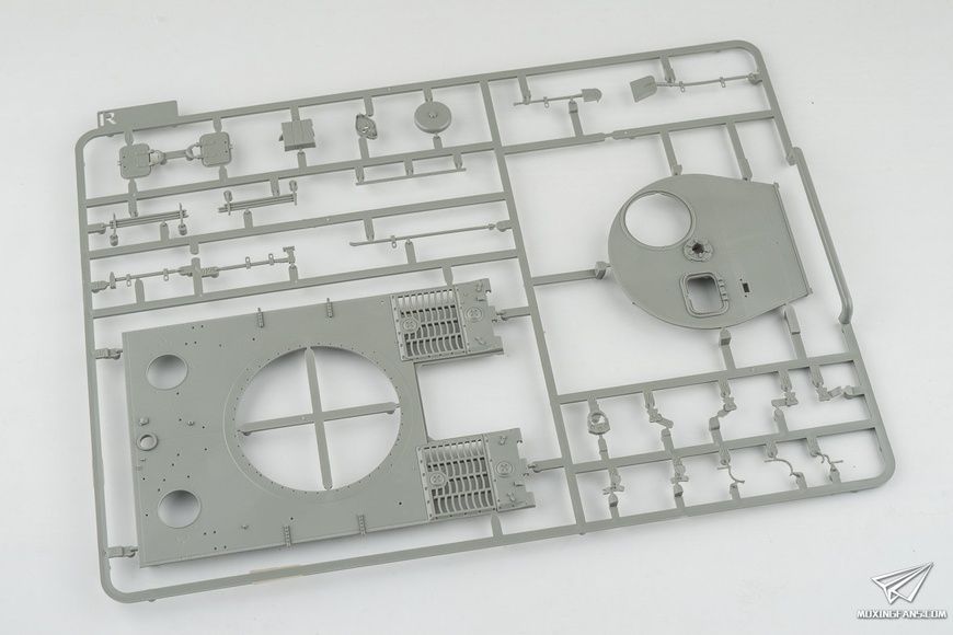 Збірна модель 1/35 Tiger I Pz.Kpfw.VI Ausf.E середніх випусків з циммеритом, борт Отто Каріуса з його фігурою в 1/16, Takom 2200