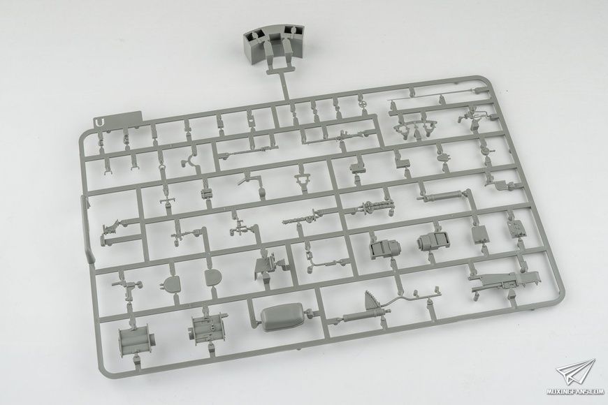 Збірна модель 1/35 Tiger I Pz.Kpfw.VI Ausf.E середніх випусків з циммеритом, борт Отто Каріуса з його фігурою в 1/16, Takom 2200