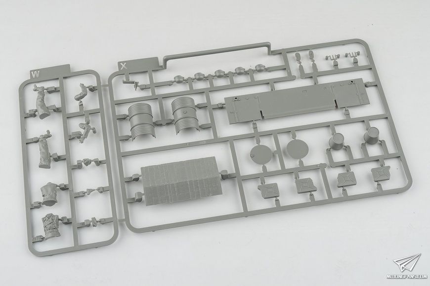 Збірна модель 1/35 Tiger I Pz.Kpfw.VI Ausf.E середніх випусків з циммеритом, борт Отто Каріуса з його фігурою в 1/16, Takom 2200