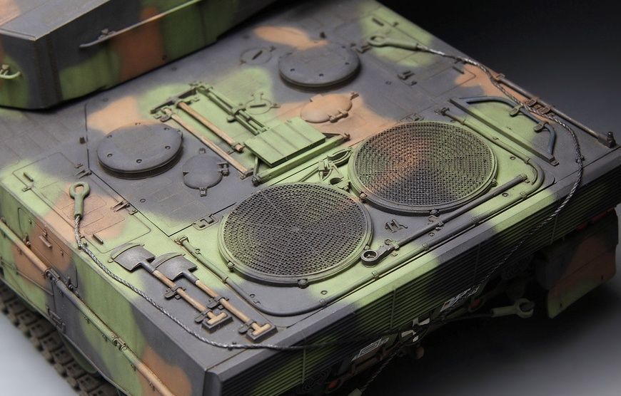 Збірна модель 1/35 Leopard 2A4, Meng TS-016