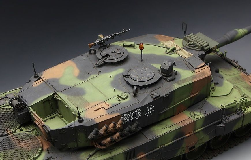 Збірна модель 1/35 Leopard 2A4, Meng TS-016