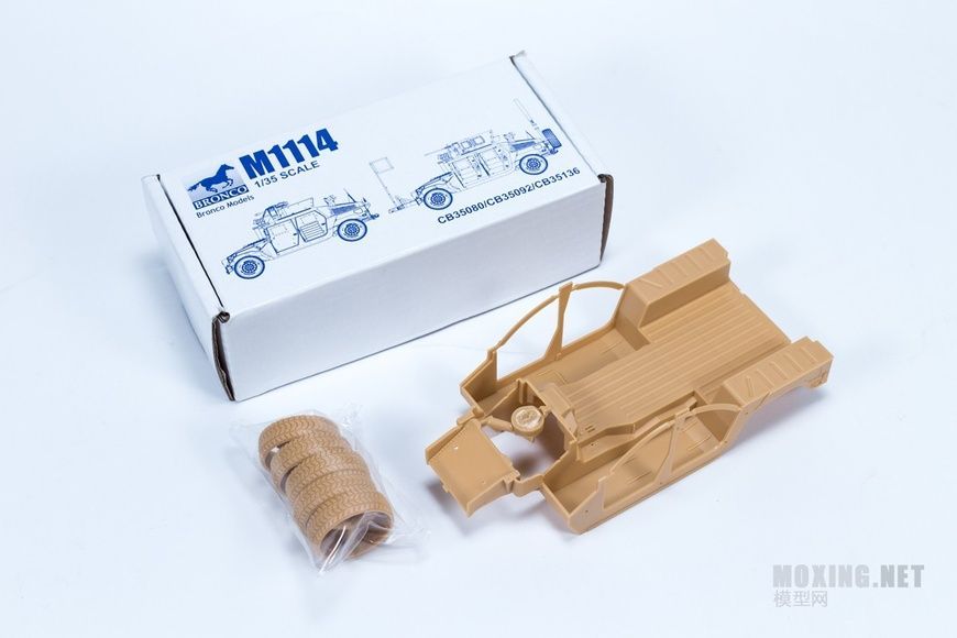 Збірна модель 1/35 HMMWV M1114 HA Up-Armored Tactical Vehicle броньований автомобіль, Bronco CB35092
