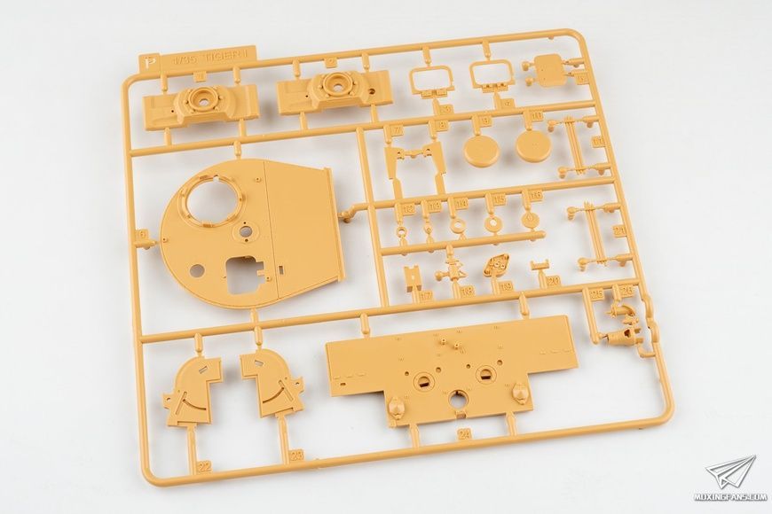 УЦІНКА! Збірна модель 1/35 Tiger I Ausf.E пізній з циммеритом +RM-5023 VW Type 82E (комбо-набір 2 в 1), RFM RM-1212