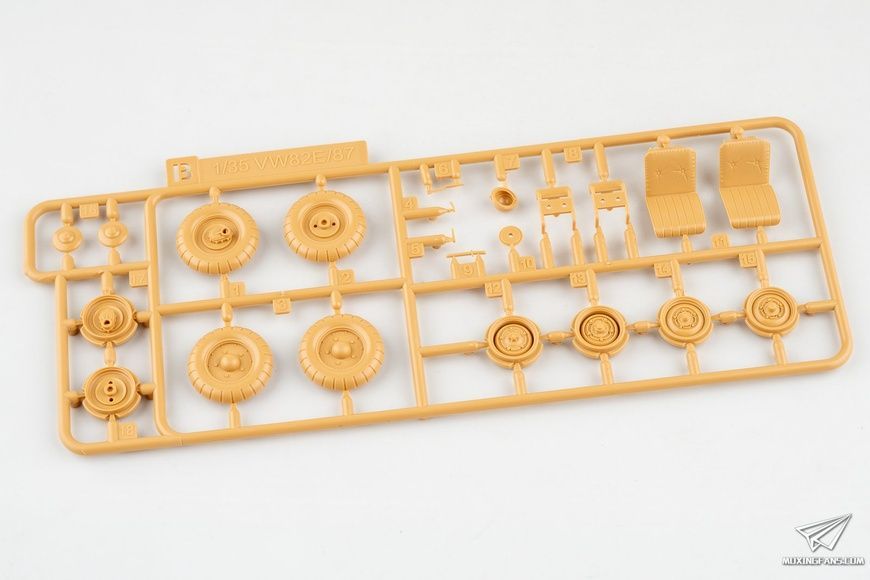 УЦІНКА! Збірна модель 1/35 Tiger I Ausf.E пізній з циммеритом +RM-5023 VW Type 82E (комбо-набір 2 в 1), RFM RM-1212