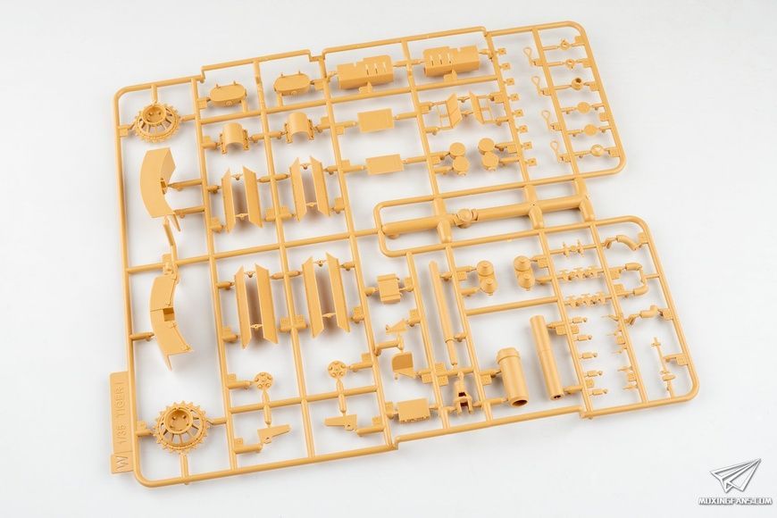 УЦІНКА! Збірна модель 1/35 Tiger I Ausf.E пізній з циммеритом +RM-5023 VW Type 82E (комбо-набір 2 в 1), RFM RM-1212