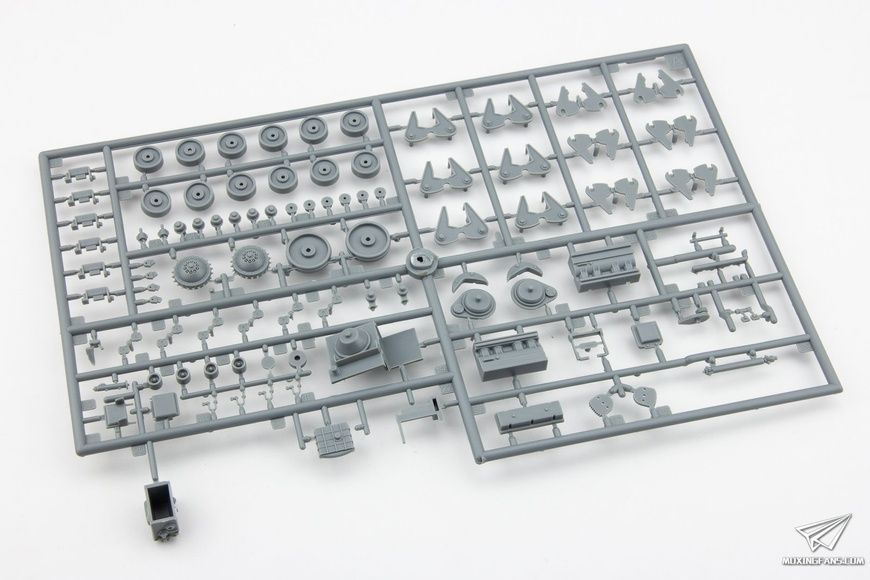 Збірна модель 1/35 Hotchkiss H38/39 французький легкий танк, Bronco CB35019