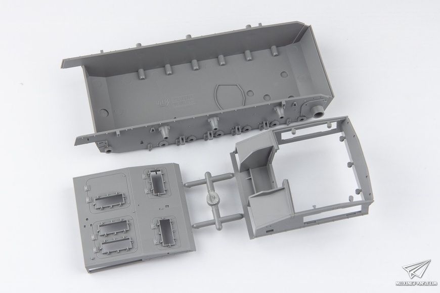 Збірна модель 1/35 StuG.III Ausf.F/8 пізніх випусків, з Winterketten, Takom 8014