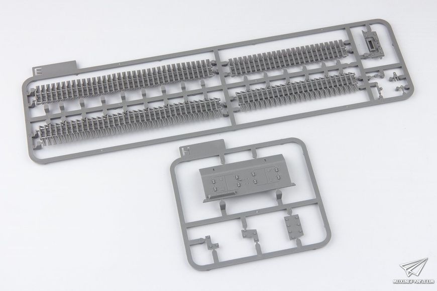 Збірна модель 1/35 StuG.III Ausf.F/8 пізніх випусків, з Winterketten, Takom 8014