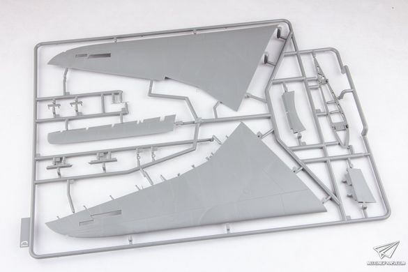 Збірна модель 1/32 Ho 229A німецький винищувач, з фігурою пілота 1/16, Takom 32001