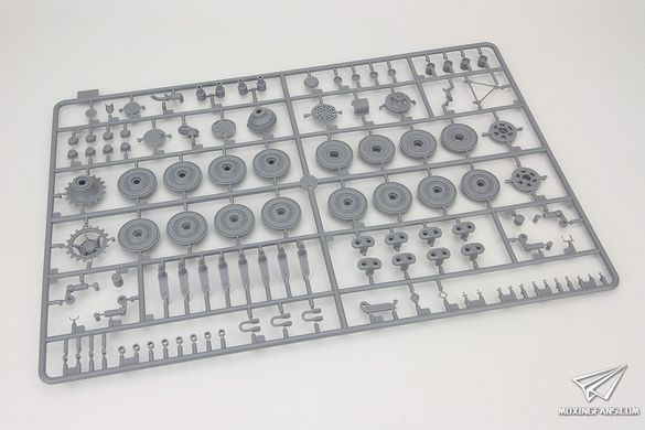 Збірна модель 1/35 Jagdpanzer E-100, з робочими траками (2023), Amusing Hobby 35A017