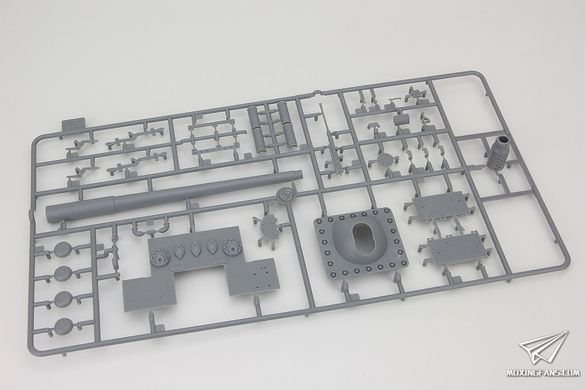 Збірна модель 1/35 Jagdpanzer E-100, з робочими траками (2023), Amusing Hobby 35A017